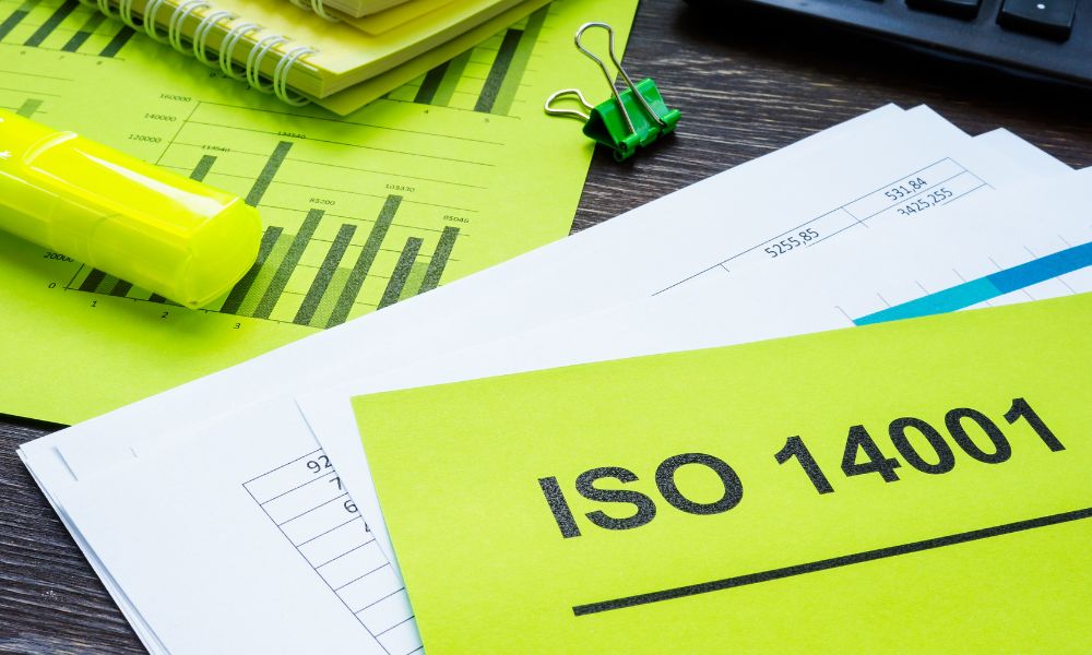 ISO 14001, çevre yönetim sistemleri için uluslararası bir standarttır. Çevresel performansı iyileştirmeyi hedefler.