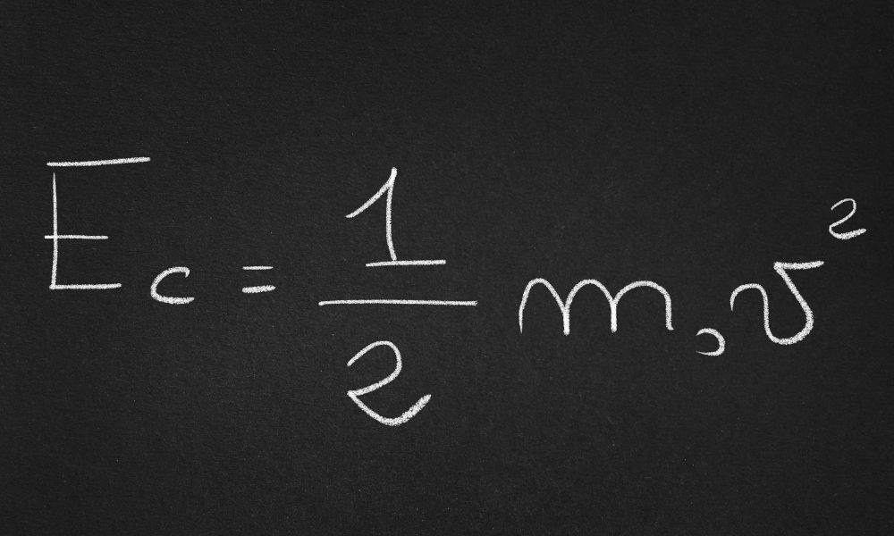 Beyaz tebeşirle tahtaya çizilen denklem: Ec = (1/2) m v^2, Kinetik Enerji kavramını açıklayan nedir?